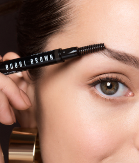 ALTMrostro de una mujer la cual se coloca rimel en las cejas 